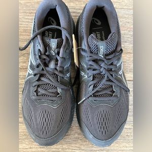 Men’s size 10 ASICS gel contend running shoe